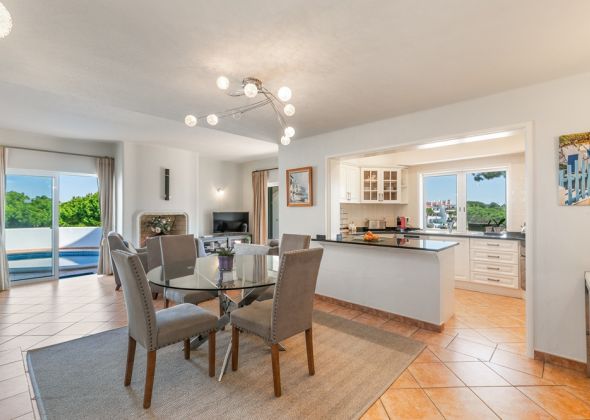 879AB vale do lobo dining/kitchen area