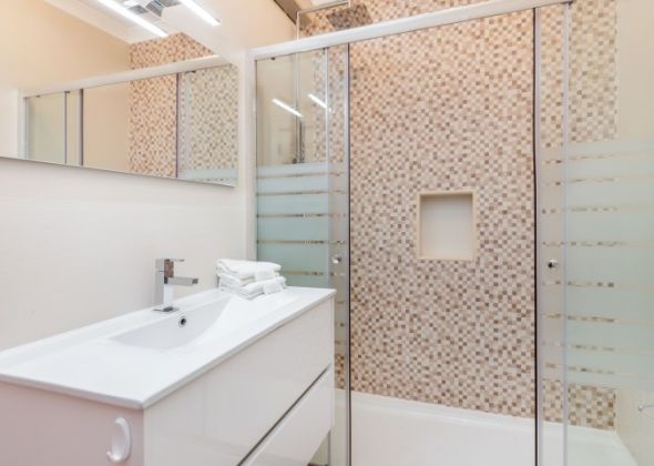 110 varandas do lago ground floor en-suite shower room