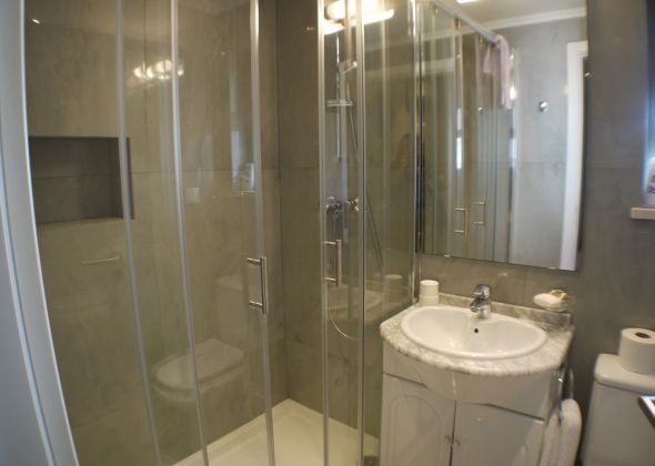 11 val verde en-suite shower room