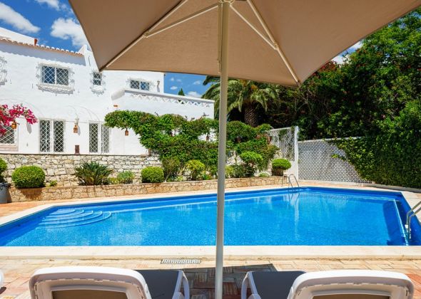604 vale do lobo pool area