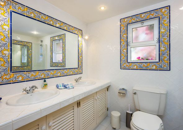 604 vale do lobo en-suite bathroom