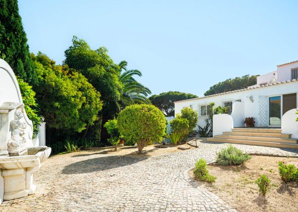 604 vale do lobo landscaped garden