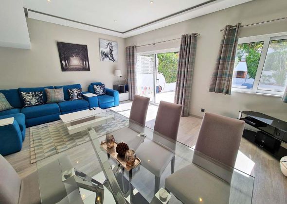 490 Lakeside living and dining area