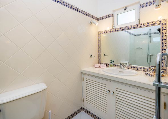 604 vale do lobo bathroom