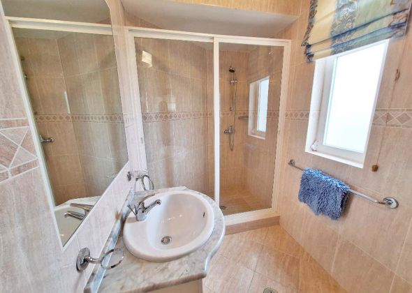 707 vale do lobo first floor twin en-suite shower room