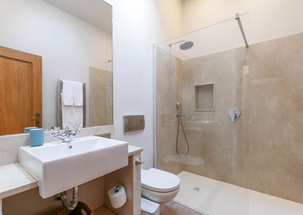 651 vale do lobo shared shower room between 2 twins