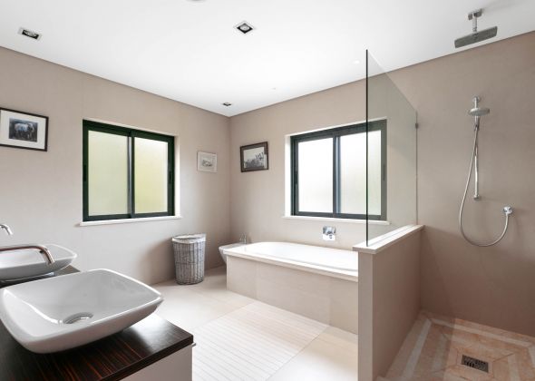 386 vale do lobo upstairs bathroom
