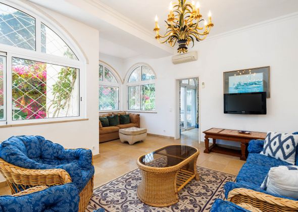 Pool level sitting room