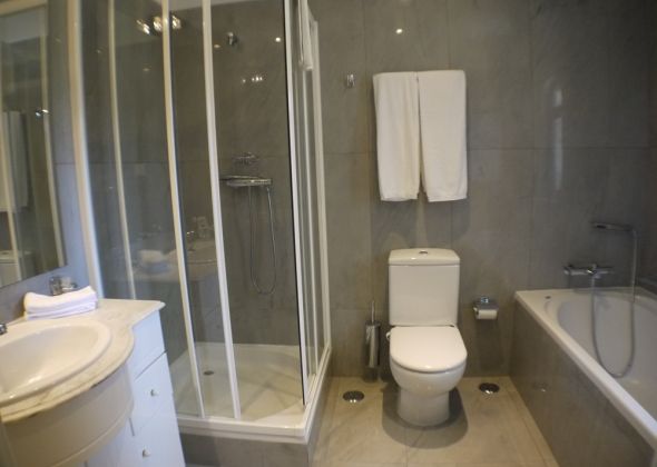 11 val verde en-suite shower room