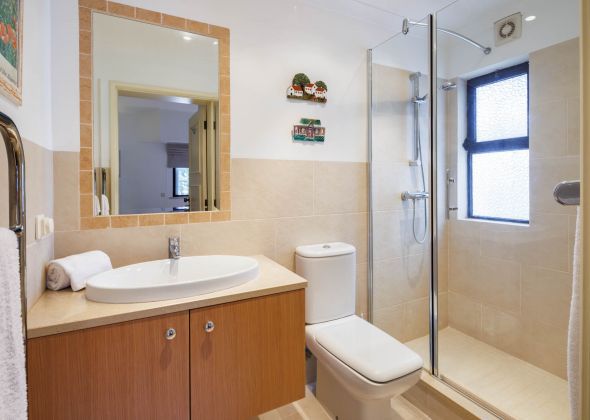 803 vale do lobo en-suite shower room