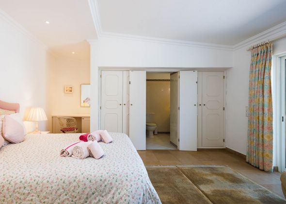 604 vale do lobo bedroom