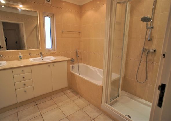 61 vale do garrao ensuite bathroom