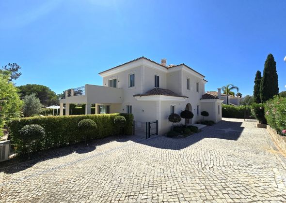 Front and parking 17 Quinta Verde