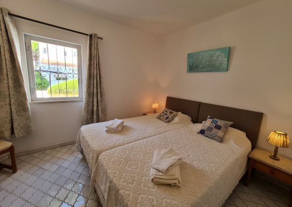 920 vale do lobo twin bedroom ground floor