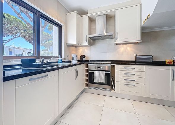 102 vale do lobo kitchen