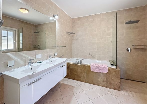 5 val verde en-suite to master bedroom