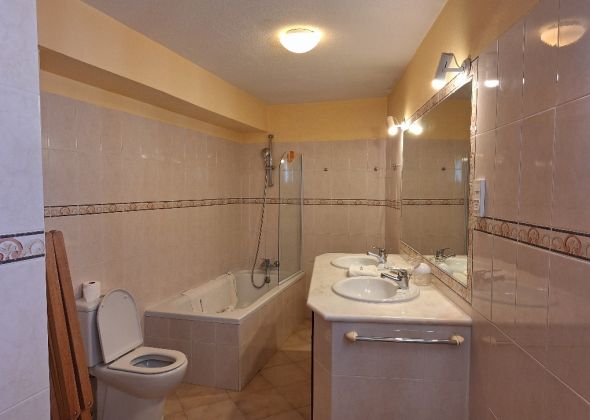 311 val verde bathroom downstairs