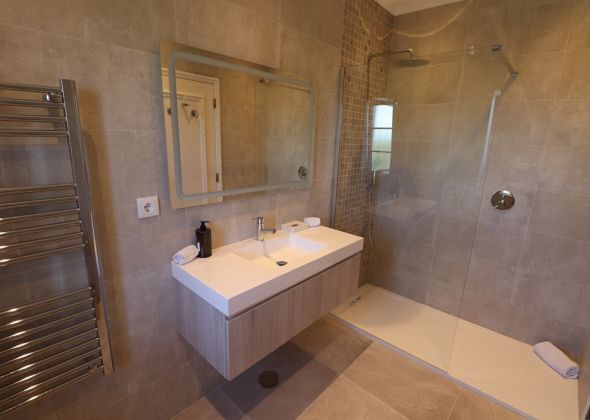 76 varandas do lago shower room