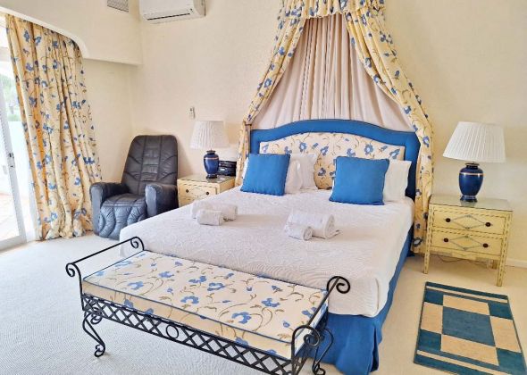 707 vale do lobo - First floor master double bedroom