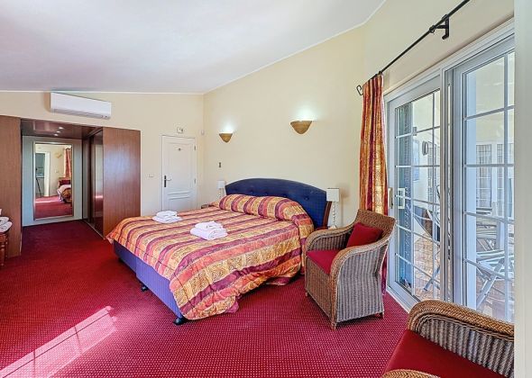 5 val verde double bedroom