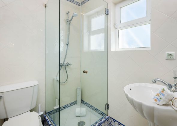 604 vale do lobo en-suite shower room