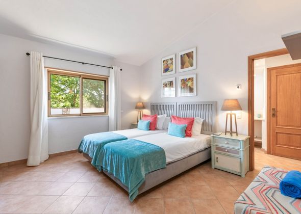 651 vale do lobo twin bedroom