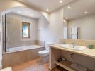 651 vale do lobo twin en-suite bathroom