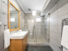 515 vale do lobo shower room