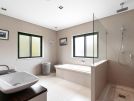386 vale do lobo upstairs bathroom
